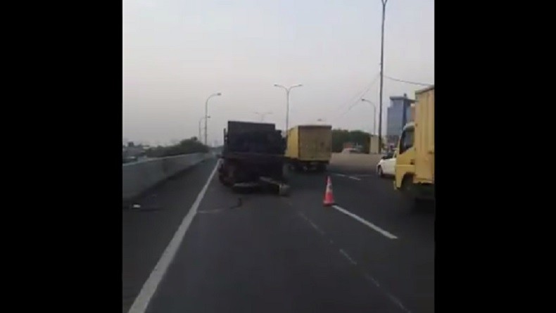 Kecelakaan di Tol JORR KM 16.400A Pondok Ranji Arah Pondok Indah, Truk Patah As Roda
