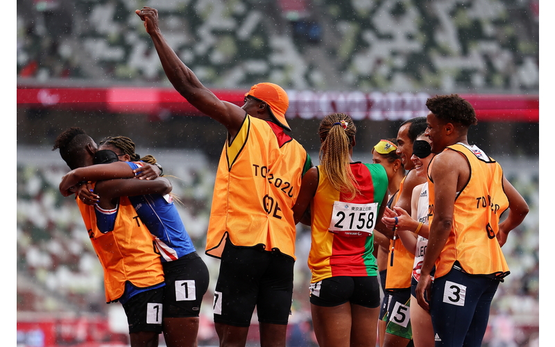 Mengharukan, Pelari Difabel Netra Paralimpiade Tokyo 2020 Dilamar Pemandunya Usai Lomba