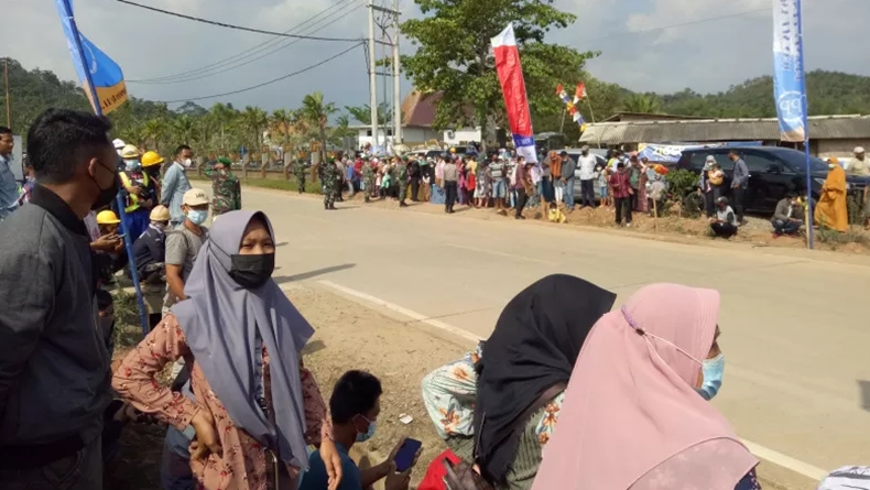 Ratusan Warga Pringsewu Tunggu Kedatangan Presiden Jokowi di Bendungan Way Sekampung