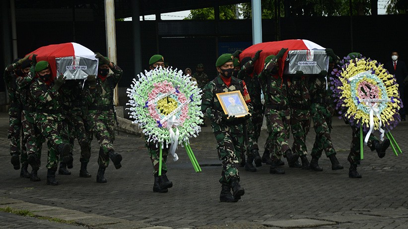 Jenazah Prajurit TNI Gugur Serda Ambrosius Dimakamkan di TMP Kusumalaya Merakai