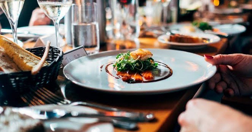 Terungkap, Ternyata Ini Posisi yang Tepat Meletakkan Tas saat Makan di Restoran