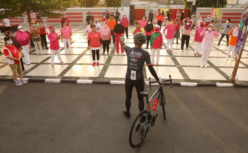 Sidak GOR Tri Lomba Juang, Ganjar ke Emak-Emak: Tolong yang Senam Jangan Dekat-Dekat