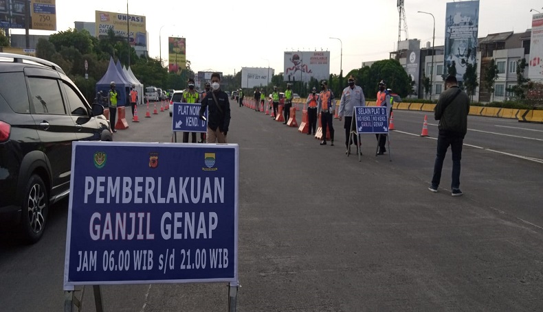 Hari Pertama Penerapan Ganjil Genap di Bandung, Polisi Halau Kendaraan Luar Kota 