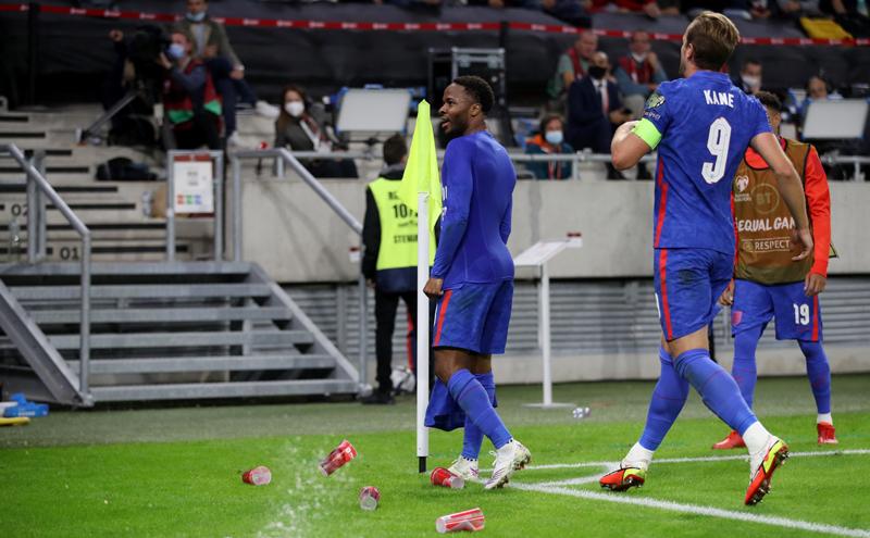 Fans Hungaria Berulah, Pemain Inggris Diteror Teriakkan Suara Monyet dan Gelas Plastik