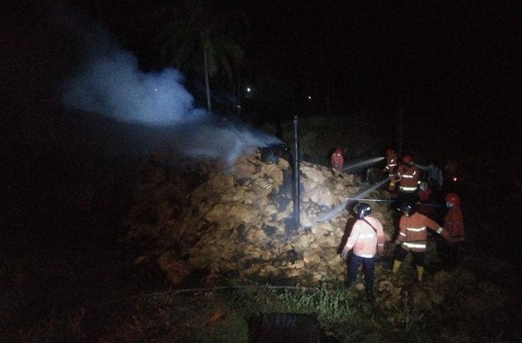 Gudang Sabut Kelapa Terbakar, Pemilik Merugi Ratusan Juta 