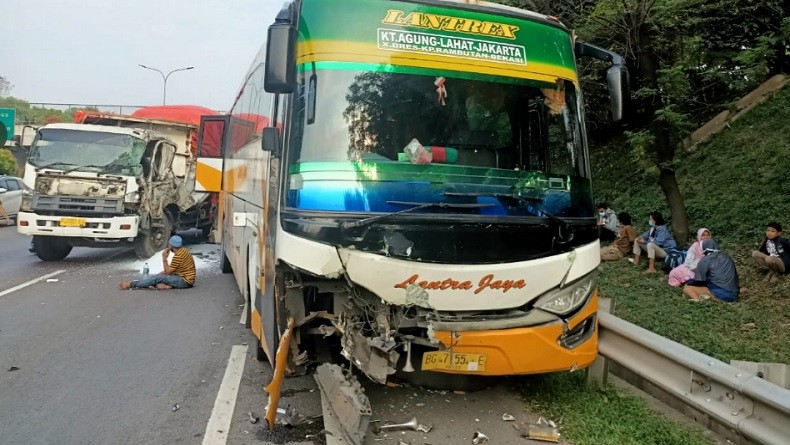 Kecelakaan Beruntun di Tol JORR KM 35.200 Arah Cikunir, Bagian Depan Truk dan Bus Rusak
