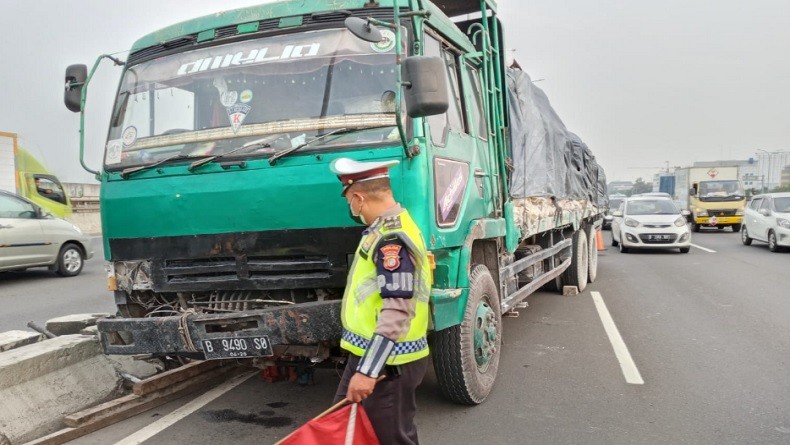 Kecelakaan di KM 1+200 Tol Tanjung Priok Arah Cawang, Truk Fuso Penuh Muatan Pecah Ban