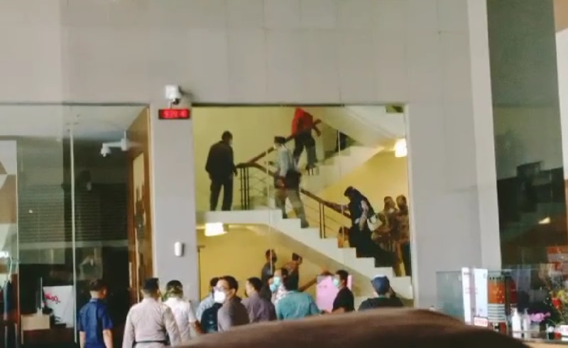 17 Tersangka Kasus Jual Beli Jabatan di Probolinggo Tiba di Gedung KPK