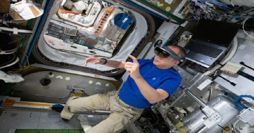 Aplikasi AR Bantu Astronot Memperbaiki Stasiun Luar Angkasa