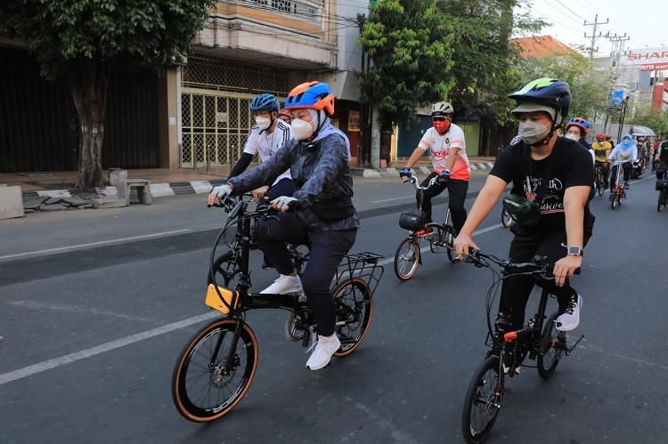Menaker Ida Bersepeda Temui Pekerja Penerima BSU di Semarang 