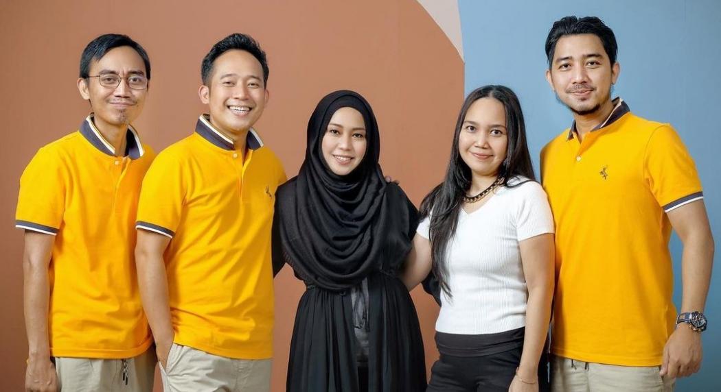 Denny Cagur Unggah Foto Keluarga, Netizen Kaget: Ada Arya Saloka 