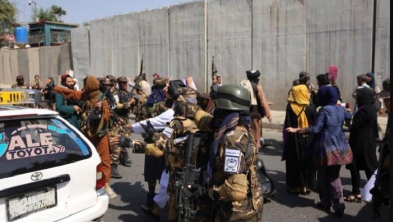 Pejuang Taliban Pukuli Pengunjuk Rasa Hak-Hak Perempuan di Kabul