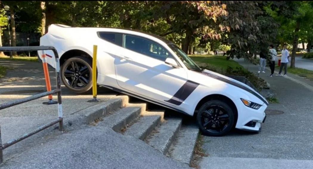 Dikira Jalan Umum, Pengemudi Ford Mustang Ini Justru Terjebak di Tangga Pejalan Kaki