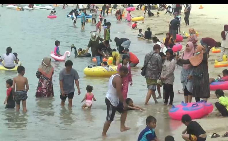 Objek Wisata di Jepara Kembali Buka, Ratusan Pengunjung Padati Pantai Bandengan 