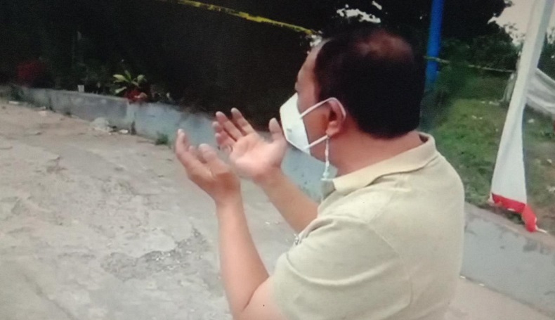 Berdoa, Warga Bekasi Datang ke Rumah Ibu dan Anak yang Dihabisi dalam Alphard di Subang