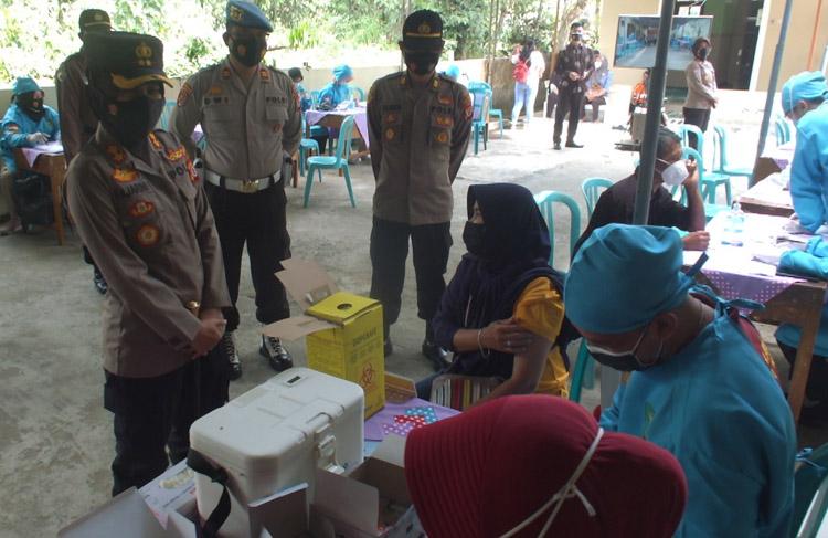 Polres Kulonprogo Gelar Vaksinasi Covid-19 dengan Jemput Bola di Perbukitan Menoreh 