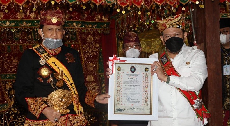 Ketua DPD Diangkat Saudara dan Dianugerahi Gelar Adat dari Kerajaan Sekala Brak Kepaksian Pernong