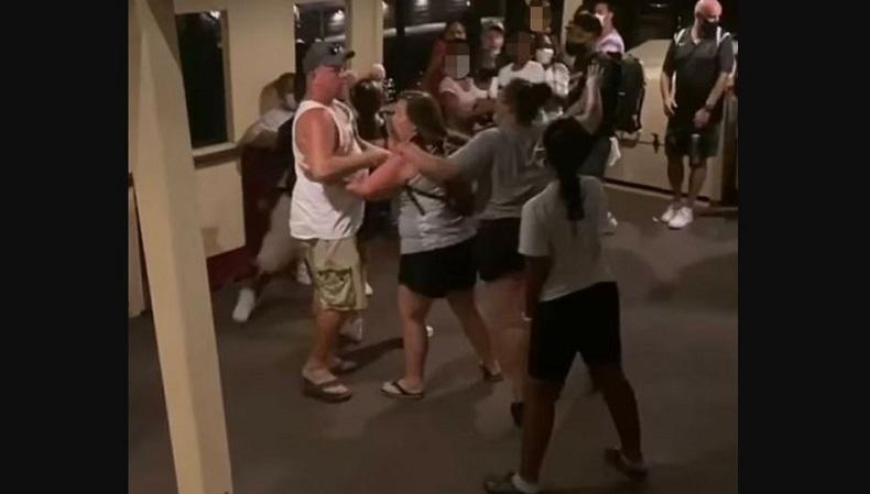 Baku Hantam 2 Kelompok Perempuan di Taman Hiburan, Saling Pukul di Depan Anak-Anak