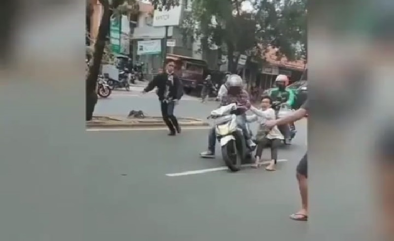 Viral Debt Collector Jadi Bulan-bulanan Warga karena Rampas Motor Ojol di Jakbar