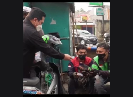 Menteri BUMN Erick Thohir Beri Semangat Driver Ojol Sambil Ngopi Bareng