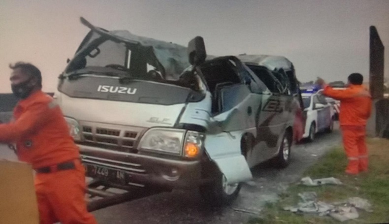 Disenggol Truk, Mikrobus Terbalik di Tol Cipularang Purwakarta, 1 Tewas 1 Luka