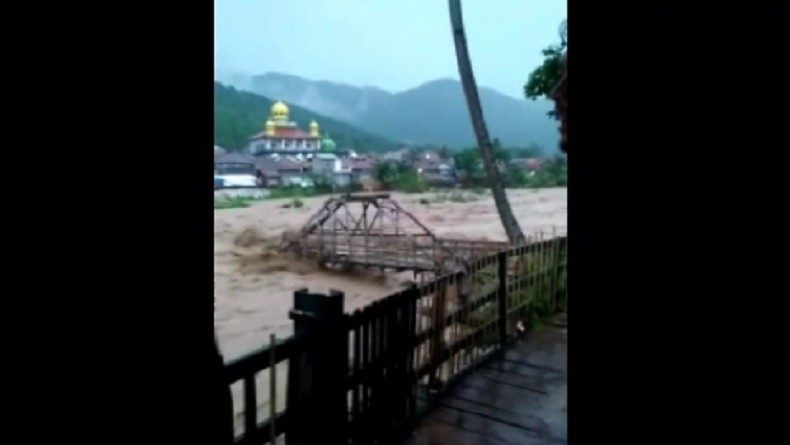 Sungai Cidurian Bogor Meluap, Jembatan Roboh dan Belasan Rumah Rusak
