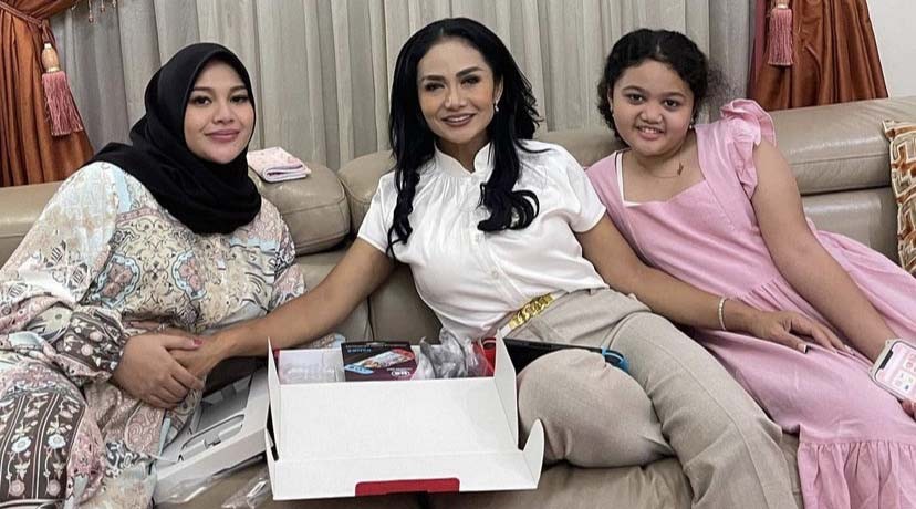 Krisdayanti Pamer Foto Mesra Bareng Aurel dan Amora Lemos, Netizen: Bahagia Lihatnya