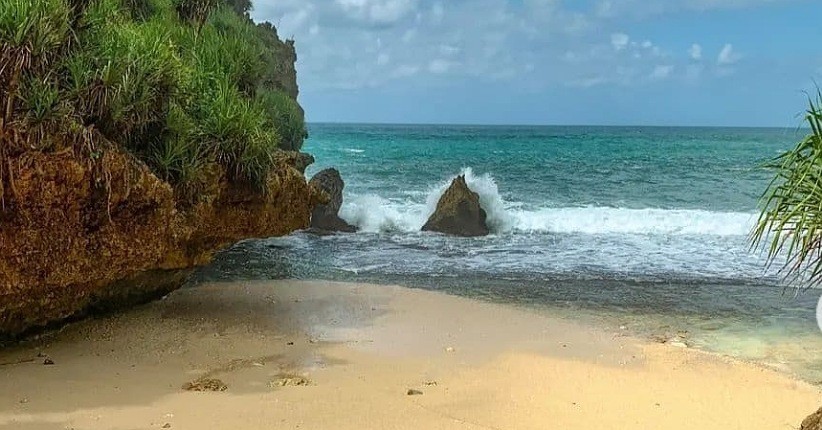 Terpikat Keindahan Pantai Srakung Gunungkidul, Suasananya Sepi dan Alami