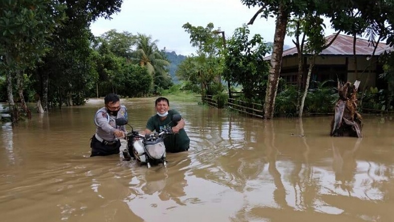 Aksi Heroik Polisi Bantu Evakuasi Warga Terdampak Banjir di Dumoga