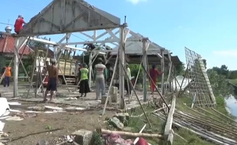 Hujan Lebat dan Angin Kencang Terjang Bojonegoro, Belasan Rumah Rusak 2 Hampir Roboh 
