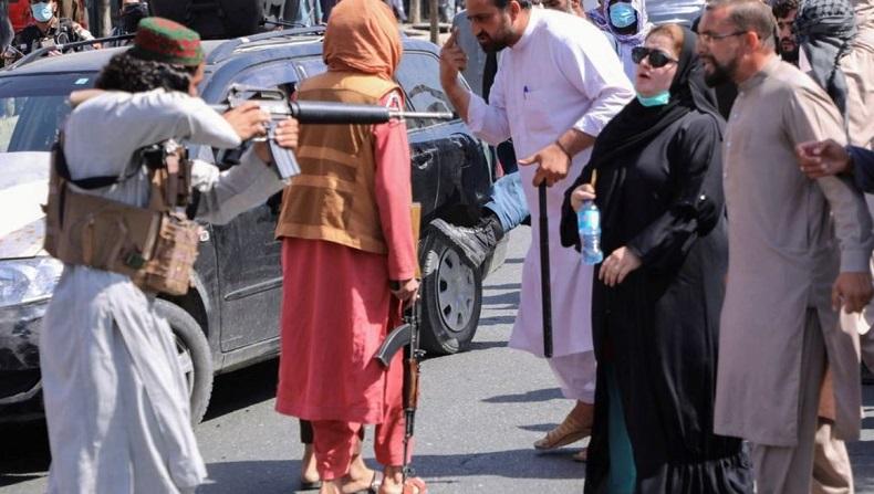 Viral, Foto Perempuan Afghanistan Tak Gentar Hadapi Senjata Laras Panjang Taliban 