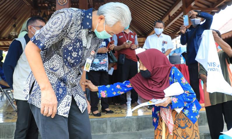 Gemas Digoda Terus, Nenek 91 Tahun Ini Cubit Lengan Ganjar Pranowo