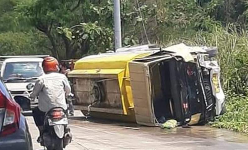 Rem Blong, Truk Tangki Air Seruduk  6 Kendaraan di Tanjakan Sigar Bencah Semarang