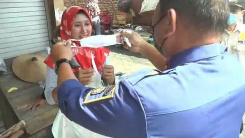 Patroli di Pasar Tradisional, Aparat Gabungan di Jepara Jumpai Banyak Pedagang Tak Pakai Masker 
