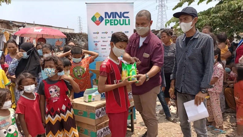 MNC Peduli Berikan Susu ke Pemulung dan Tunawisma di Jakarta Utara