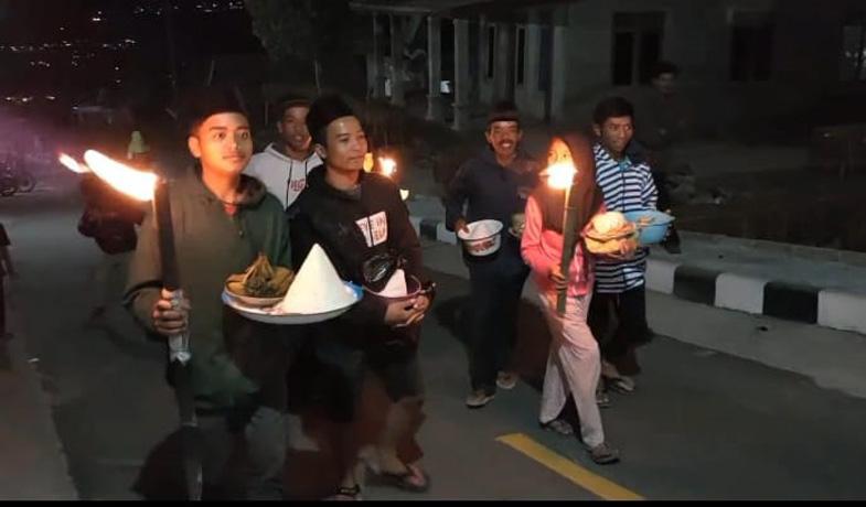 Tradisi Tutup Suro, Warga Lereng Merapi Gelar Kenduri Tumpeng dengan Penerangan Obor