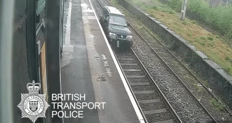 Nekat Mengendarai Mobil di Jalur Kereta Api, Pria Ini Dihukum 15 Bulan 