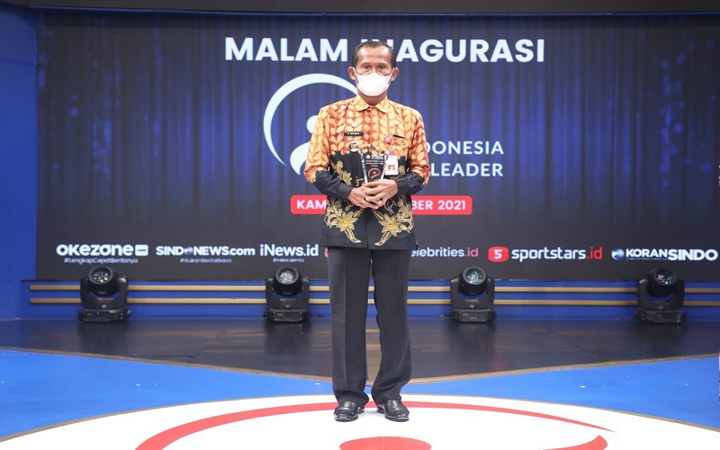 Dua Bupati di Kalsel Terima Penghargaan Indonesia Visionary Leader