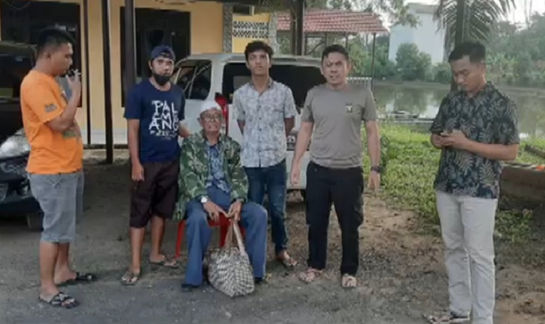 Kakek Pikun Bawa Uang Rp150 Juta di Plastik Kresek Dipertemukan dengan Keluarga