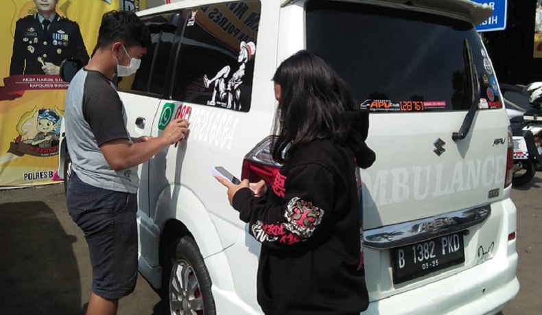Polisi Amankan Mobil Ambulans Bodong di Puncak, Pengemudi Diminta Copot Rotator hingga Stiker