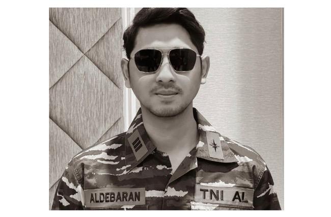 Arya Saloka Berpakaian ala TNI AL, Netizen Sebut Mirip Song Joong Ki