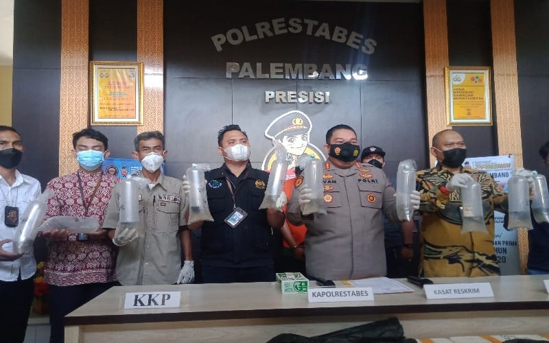 Cegat Mobil di Gerbang Tol, Polisi Temukan 14 Boks dengan Isi Bernilai Rp14 Miliar