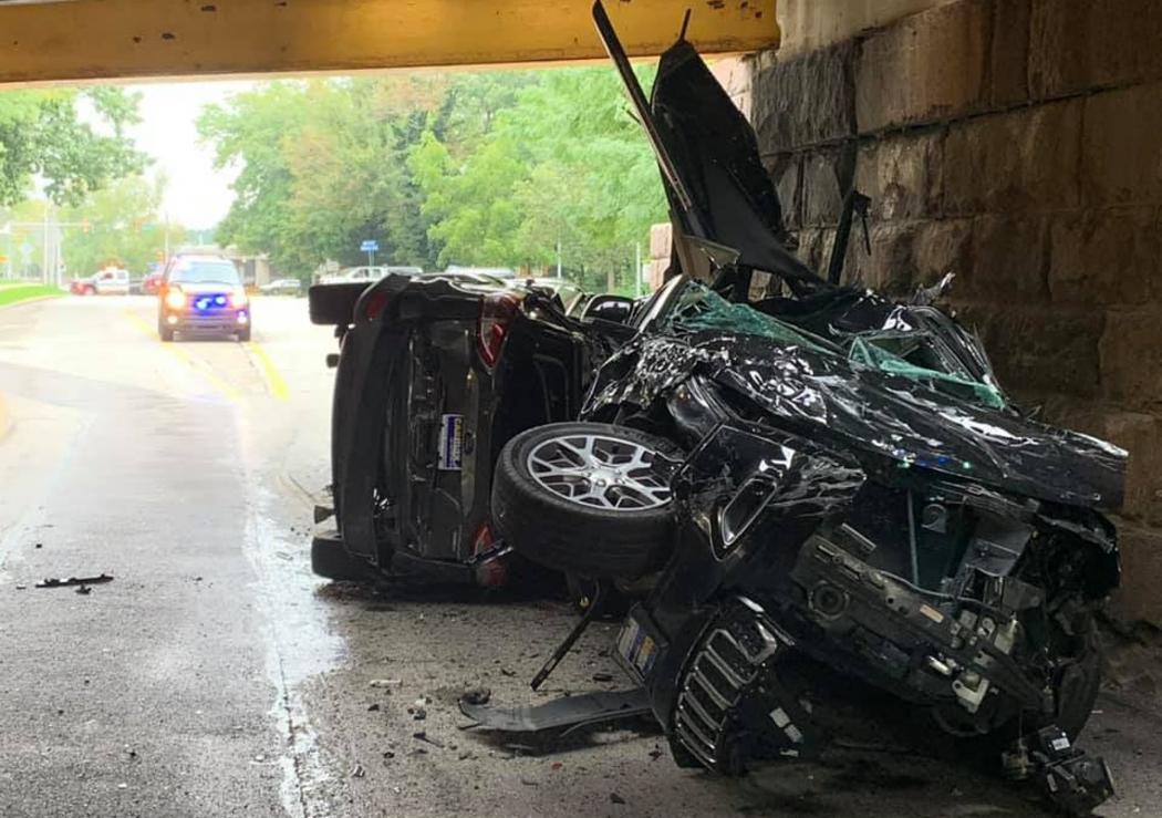 2 Mobil Baru Ringsek seperti Kaleng Kerupuk akibat Truk Pengangkut Tabrak Jembatan Pendek