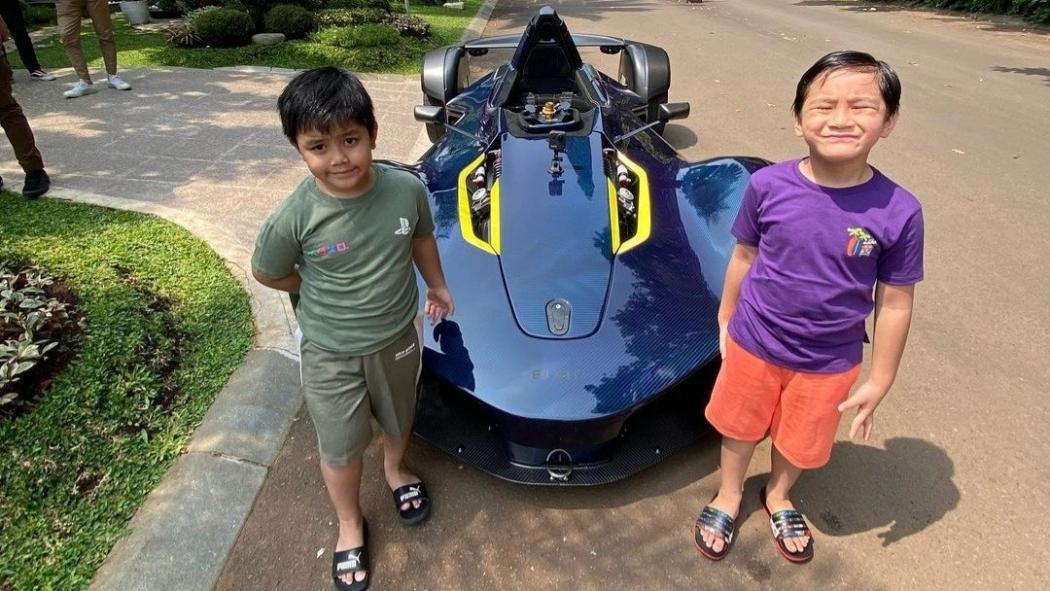 Rafathar Minta Belikan Mobil Balap, Netizen Heboh: Tukeran Posisi Yuk