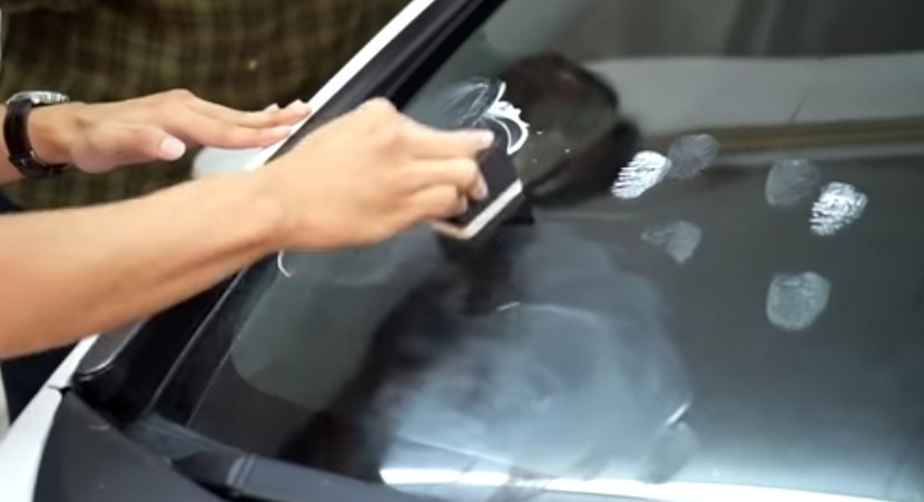 Kaca Mobil Buram akibat Jamur, Begini Cara Mudah Menghilangkannya