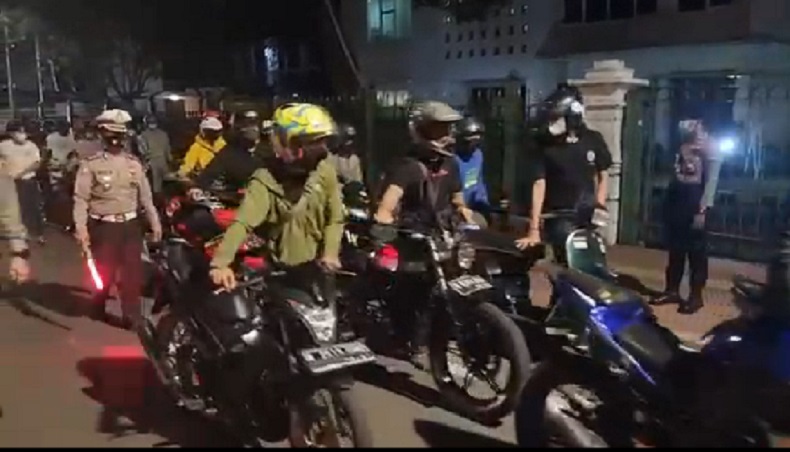 Terjaring Crowd Free Night, Puluhan Pemuda Dipaksa Dorong Motor 