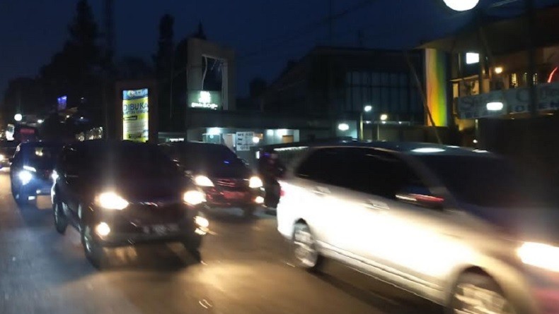 Lalin Padat, Jalur Puncak Satu Arah Menuju Jakarta