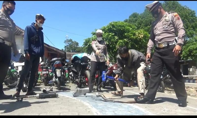 Terjaring Razia, Pengendara Motor Ini Hancurkan Knalpot Brong Pakai Palu di Hadapan Polisi