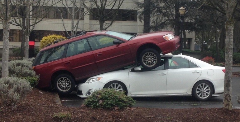 Kecelakaan Aneh Mobil Subaru Tiba-Tiba Berada di Atas Toyota Camry, Netizen Bingung