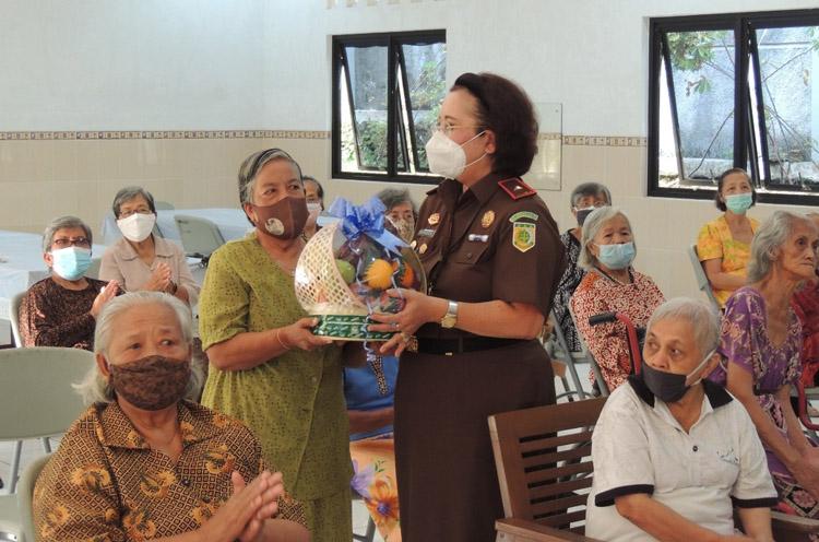 Kejati DIY Bagikan Sembako bagi Anak Autis dan Lansia di Kulonprogo